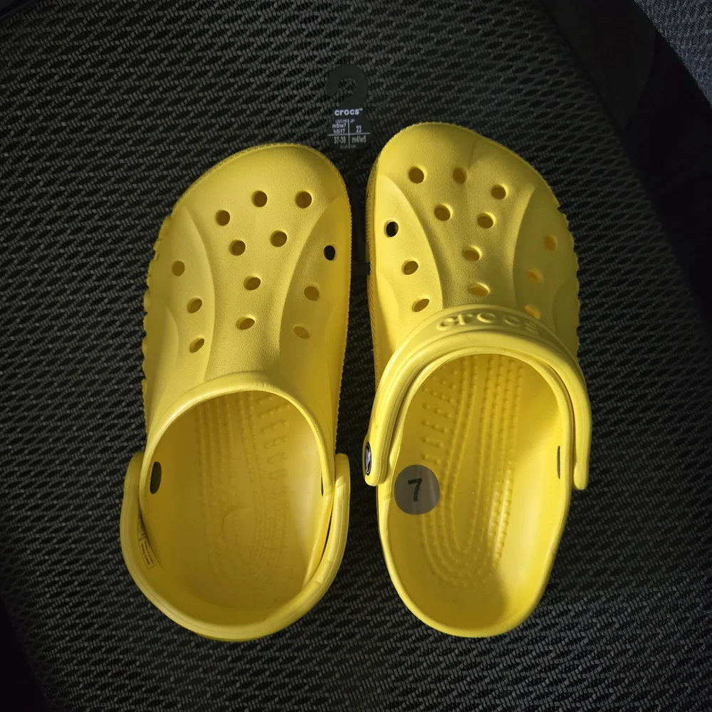 CROCS Classic Clog in Yellow S-7 Adult - Picture 3 of 3